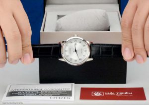 Leichte-flache-Armbanduhr-von-Citizen-mit-Ringsolar-und-Quarzwerk