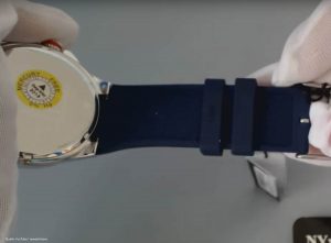 Sportliche-XL-Uhr-im-XL-Format-mit-Silikonarmband